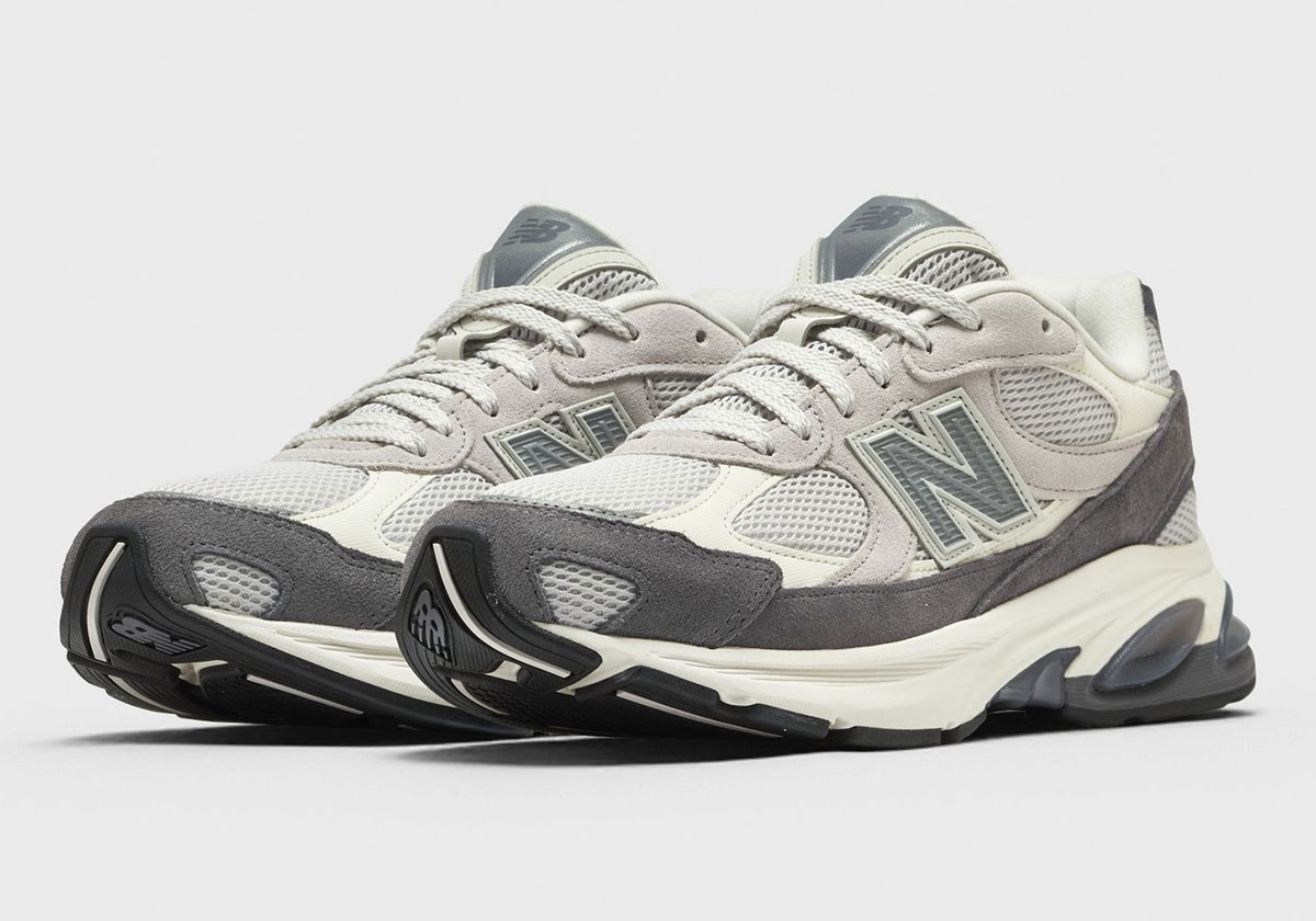 The New Balance 2010 Dabbles In Contrast Mudguards